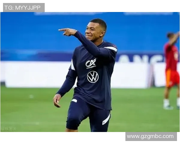 莱万领衔球队新征程展现超强实力引发球迷热议 莱万领衔球队新征程展现超强实力引发球迷热议