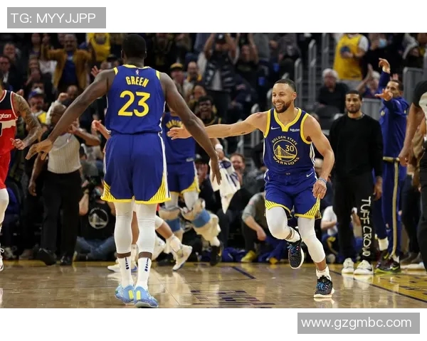 德雷蒙德格林如何在NBA赛场上展现全能防守与领导力 德雷蒙德格林如何在NBA赛场上展现全能防守与领导力